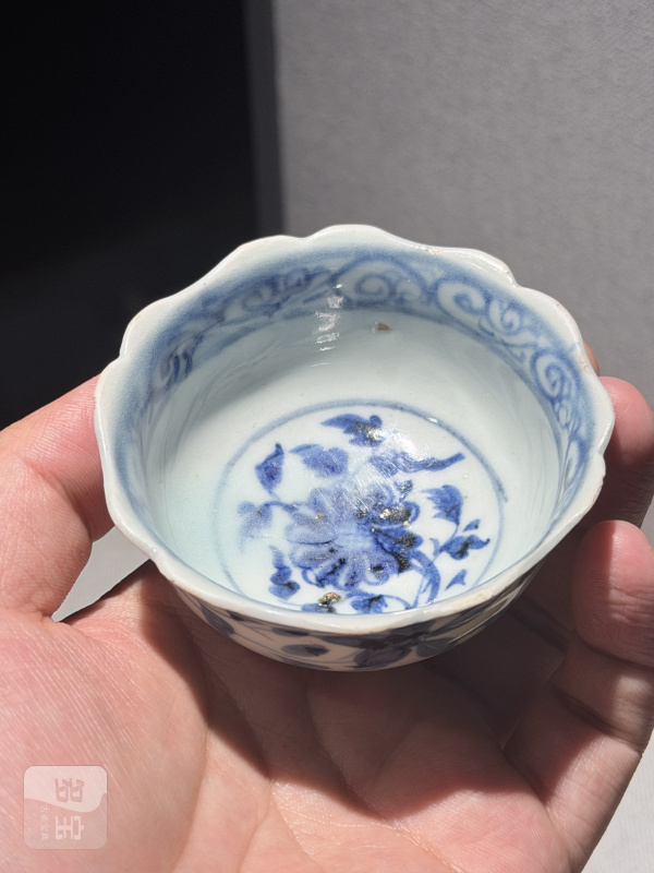 元 青花荷塘鸳鸯纹菱口盘及花口杯一套 - 图10